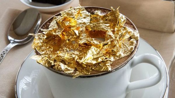 يمكن العثور على هذه القهوة على مستوى اللوبي في فندق أرماني الواقع في برج خليفة -الأعلى في العالم-، وتم تصميم الفندق بوحي من مصمم الزياء الأسطوري جورجيو أرماني