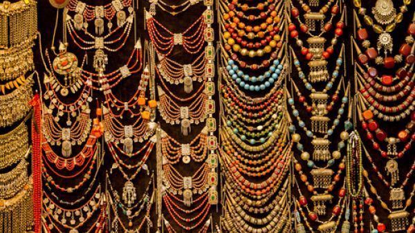 تمكن وافدون أبعدوا من سوق الذهب من الحصول على الجنسية الخليجية، ومن ثم العودة إلى العمل في قطاع الذهب والمجوهرات بشكل نظامي