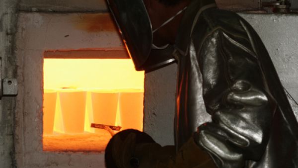 نشاط عدد من مصانع الذهب بات متوقفا، بسبب عدم حصول المستثمرين على عدد كاف من تأشيرات العمالة الهندية في ظل شروط تضعها وزارة العمل