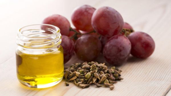 يحتوي زيت بذور العنب على الأحماض الدهنية كالأوميجا 3، والأوميجا 6