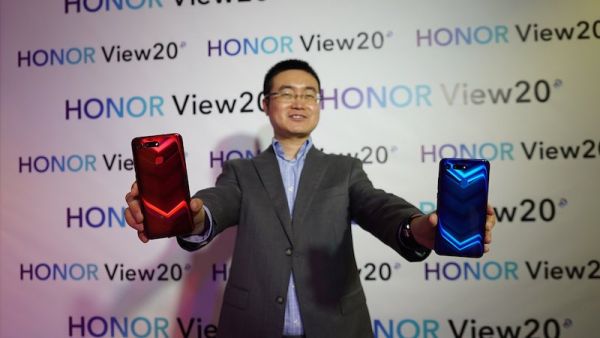 يحتوي هاتف Honor View 20 على كاميرا رئيسية بدقة 48 ميجابكسل f / 1.8 بالإضافة إلى كاميرا صور شخصية بزاوية 20 ميجابيكسل ذات “ثقب” بقطر 4.5 ملم داخل الشاشة