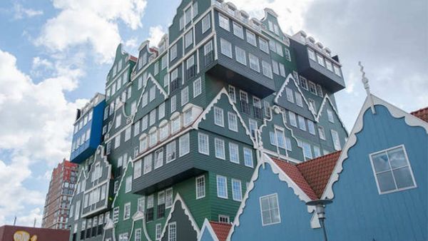 Innel Hotel Zaandam- هولندا:استوحي تصميم هذا الفندق من هندسة المنازل في إقليم زان بهولندا