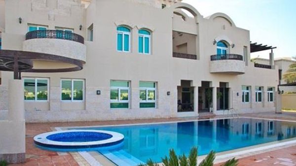 تحتوي هذه الفيلا في تلال الإمارات على سبع غرف نوم، وتمتد على مساحة 2445 مترًا مربعًا، وتشتمل على خمس شرفات وحمام سباحة خاص، ويقدر ثمنها بـ 18,50 مليون دولار