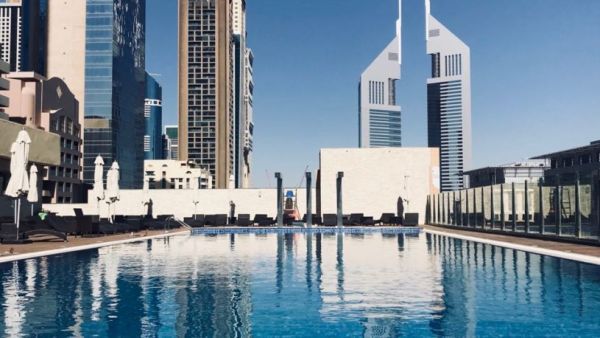 يقع مسبح الهواء الطلق في الطابق الـ12 من الفندق المكون من 75 طابق، ويوفر إطلالات خلابة على وسط مدينة دبي