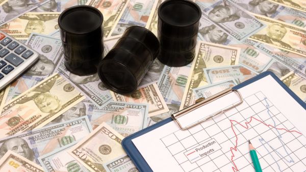 أسعار النفط تنخفض مع قلق المستثمرين إزاء تباطؤ التجارة