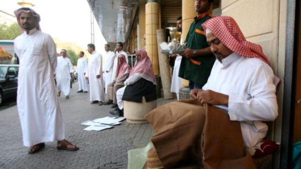 وعـدت الوزارة تقاضي أي مكتب عقاري عمولة بيع أو إيجار تزيد عن 2.5% من قيمة العقد، مخالفة للأنظمة واللوائح