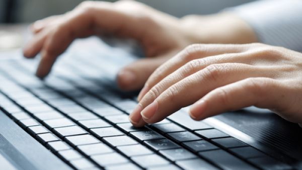 تم تزويد لوحة المفاتيح بالعديد من التقنيات شديدة التطور التى تعطيها مرونة فائقة تسمح لمستخدمها التلاعب بها كيفما يشاء، بالإضافة إلى إمكانية ترتيب الرموز المختلفة لابتكار إيموشن ما يحبه المستخدم ويستعين به كثيرًا