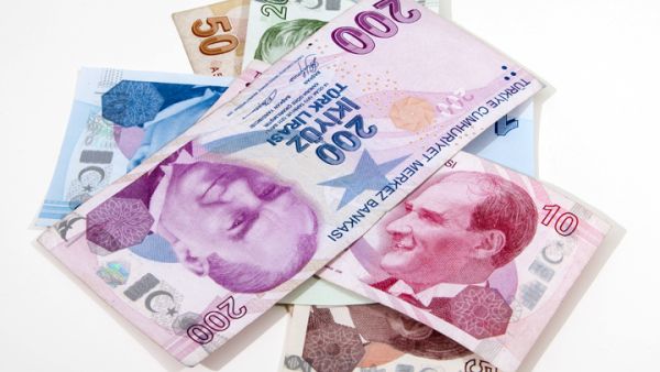 أسهمت تصريحات اردوغان في إضعاف الليرة التركية التي تدهورت الأسبوع المنصرم لأدنى مستوى تاريخي لها 