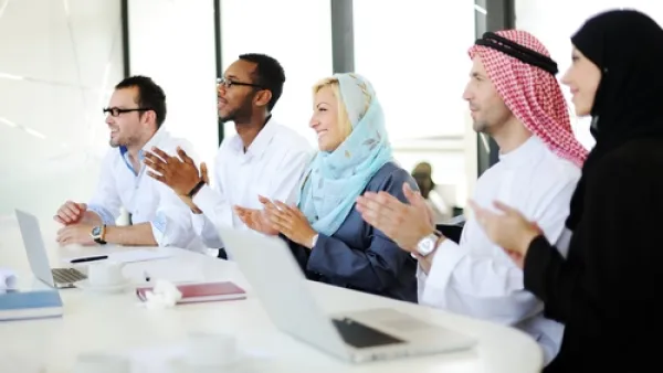 مشاريع التنمية في الخليج تستهدف استقطاب الاستثمارات الأجنبية، وأسواق المنطقة تحتاج حتى 2025 لتنفيذ مشاريع البنى التحتية إلى نحو 2.4 تريليون دولار