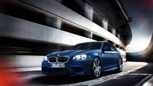 جاءت سيارة “M5 30th Anniversary Edition” أولاً، والتي تتمتع بمحرك “في 8″ سعة 4.4 لتر، وبقوة 600 حصان، ويمكنها قطع مسافة 60 ميلاً في 3.7 ثانية