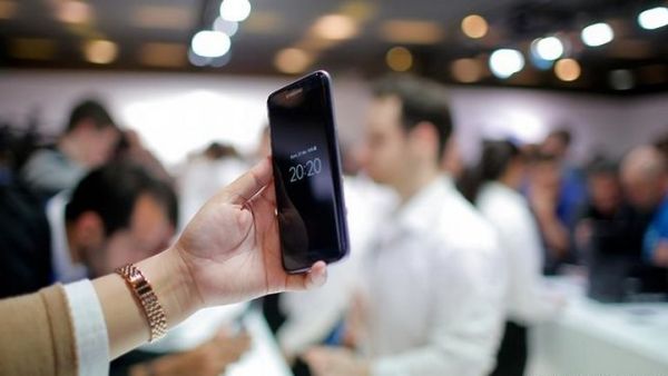 كشفت شركة "سامسونغ" عن هاتفها الجديد " Galaxy S7" بتصميم مشابه للنسخة السابقة من سلسلة هواتف "S"، بإطار معدني وطبقة حماية من الزجاج، والجديد هو تصغير الكاميرا الخلفية لتكون أقل بروزا مقارنة مع الكاميرا المدمجة في النسخة السابقة