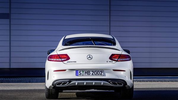 تمتلك مرسيدس C43 كوبيه الجديدة محرك V6 سعة 3 لترات مع شاحن توربيني مزدوج لتولد قوة 362 حصان و 521 نيوتن.متر من عزم الدوران، يتصل بصندوق تروس (جير) أوتوماتيكي من تسع سرعات