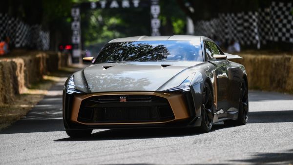نيسان تحتفل بالذكرى الخمسين لسيارة GT-R50 بنسخة خاصة
