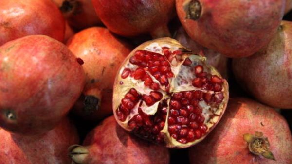 الرمان من الفاكهة الحمراء الجميلة التي يشتهر استخدامها فى منطقتنا العربية وخصوصا بالشام