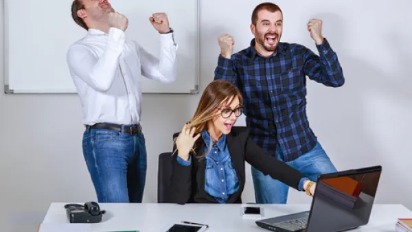 المبادرة تركز على تنفيذ زيارات ميدانية مفاجئة للموظفين المتميزين في مواقع عملهم، وتسليمهم شهادات التقدير والشكر