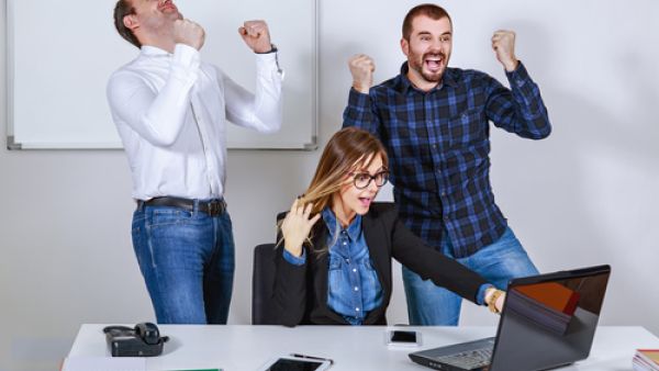 المبادرة تركز على تنفيذ زيارات ميدانية مفاجئة للموظفين المتميزين في مواقع عملهم، وتسليمهم شهادات التقدير والشكر