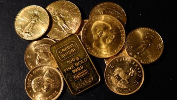 عالميا، تراجع سعر الذهب إلى أدنى مستوياته في أسبوعين يوم الجمعة الماضي متجها إلى تسجيل أكبر خسارة أسبوعية له منذ منتصف أيلول بسبب ارتفاع الدولار بعد بيانات اقتصادية قوية من الولايات المتحدة عالميا، تراجع سعر الذهب إلى أدنى مستوياته في أسبوعين يوم الجمعة الماضي متجها إلى تسجيل أكبر خسارة أسبوعية له منذ منتصف أيلول بسبب ارتفاع الدولار بعد بيانات اقتصادية قوية من الولايات المتحدة