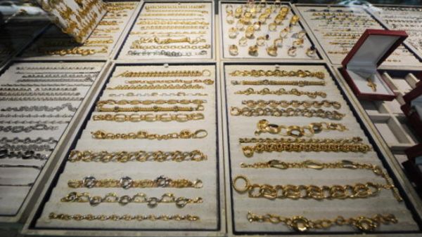 بلغت اسعار الذهب في السوق المحلية نحو 31.8 دينار للغرام من عيار 24 قراطا، فيما سجل غرام عيار الـ 21 نحو 28.15 دينار وسجل عيار 18 نحو 23.9 دينار ، وبلغ سعر الليرة الرشادي 205 دنانير وسعر الليرة الانجليزية 233 دينارا