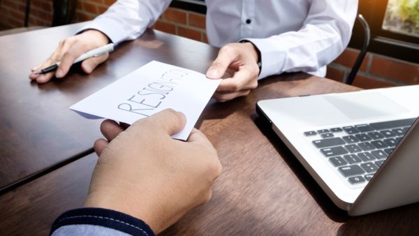 العلاقات الإيجابية مع الزملاء هي واحدة من المكونات الرئيسية لجو عمل جيد