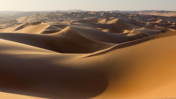 يمكن اعتبار رمال الصحراء المنتشرة في أرجاء دولة الإمارات مادة مفيدة يمكن توظيفها في تخزين الطاقة الحرارية