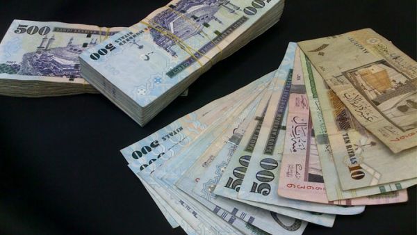 تم إيقاف تبديل عشر عملات في محال صرافة مكة، خلال هذه الأيام، وهي الجنيه السوداني، الليرة السورية، الريال اليمني، السيفا النيجري والكاميروني والتشادي والسنغالي والمالي، علاوة على الدينار الليبي بعد أن عاد إلى تداوله 