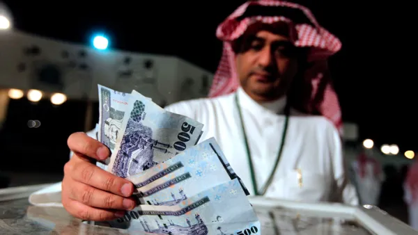 الملك سليمان يأمر بصرف راتب شهرين لموظفي الدولة 