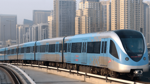 الممرات الخمسة بين دبي والشارقة تشهد حاليا 900 ألف رحلة يوميا، مع مرور 450 ألف رحلة في كل اتجاه