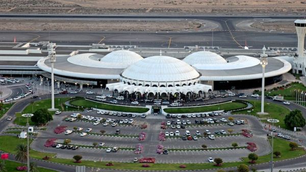 بدأ مطار الشارقة الدولي خلال أشهر الصيف من عام 2014 باستقبال أكثر من 200 رحلة إضافية في الأسبوع من شركات الطيران التي حولت رحلاتها من مطار دبي الدولي إلى مطار الشارقة الدولي