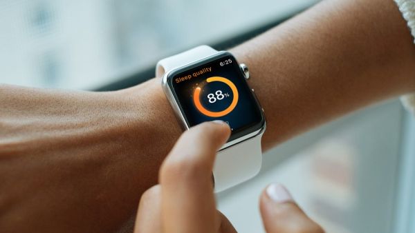 بفضل تطبيق AutoSleep، يمكن لساعتك الذكية مراقبة عادات نومك اليومية، وكل ما عليك القيام به هو ارتداء ساعتك عندما تتوجه إلى السرير