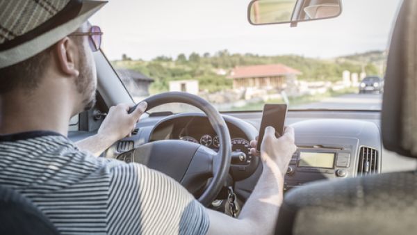 تم فرض غرامة على أكثر من 16،000 سائق سيارة في دبي وحدها لاستخدام هواتفهم أثناء القيادة في الأشهر الثلاثة الأولى من هذا العام فقط