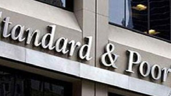 موديز التي ثبتت التصنيف الائتماني لمصر بعد مسلسل تخفيض استمر علي نحو ما يزيد علي عامين, وهو ما اعتبره خبراء المال تحولا ايجابيا مهما, حيث يأتي عقب مسلسل التخفيض في التصنيف الائتماني لمصر استمر قرابة30 شهرا بشكل متواصل