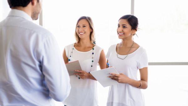 تكون جميع المناصب في الشركات المميزة موجهة نحو كسب العملاء و الحفاظ. يأخذ المدير الناجح على عاتقه مسؤ ولية تدريب الموظفين على فن كسب العملاء و الحفاظ عليهم بينما يعمل على إزالة جميع الحواجز التي تعرقل هذه الإجراءات