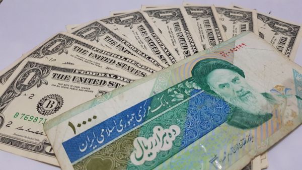 إيران تفتح رسمياً سوق ثانوية للعملة الصعبة 