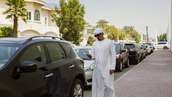 تتحول السيارة إلى ما يشبه الفرن عند تركها في الخارج لفترة طويلة خلال فصل الصيف، لذلك يجب الانتباه إلى ما تتركه داخلها