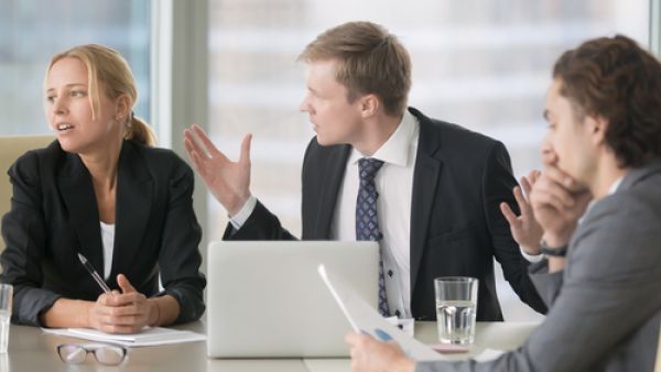 يعتبر الموظفين أهم عنصر في الشركة، ولكن لا يجب أن تتخذ من ذلك عذراً للتغاضي عن سلوك الموظف الذي يؤثر سلباً على إنتاجية الشركة ومعنويات الموظفين ورفاهيتهم