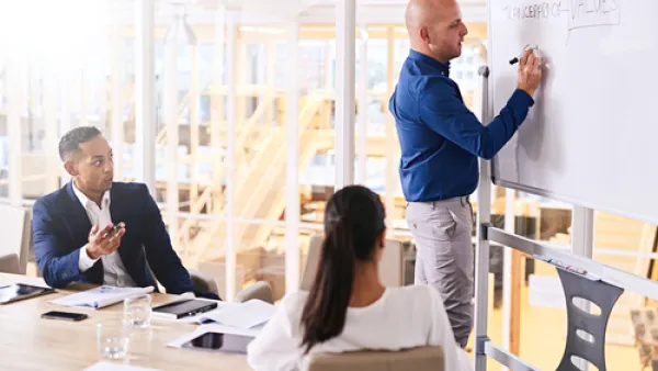 إذا أردت الحصول على إستراتيجية مثبتة ومجربّة لمساعدتك في تنمية عملك التجاري، فإنه لمن الحكمة العمل بنصائح القادة الناجحين