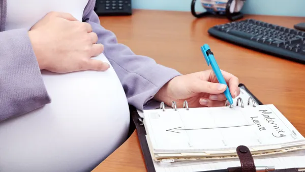 في دولة الإمارات الحد الأدنى الإلزامي للإجازة المدفوعة بالكامل وفقاً لوزارة الصحة والتعليم العالي للأمهات العاملات في القطاع الخاص هو 45 يوماً