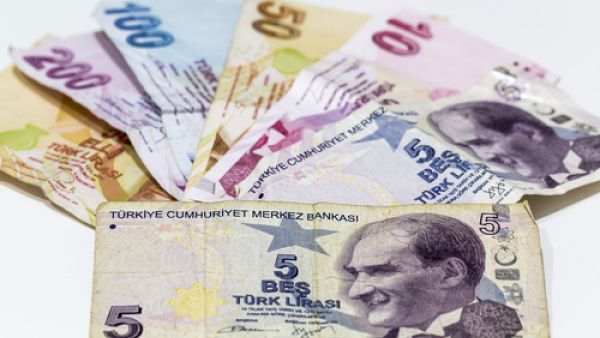 توقع البرنامج الاقتصادي أن يتسع العجز التجاري للبلاد تدريجيا إلى 55.2 مليار دولار خلال العام الجاري وأن يصل إلى 67.2 مليار دولار في 2017 و71.8 مليار دولار في عام 2018