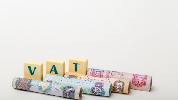 يجوز للسائح غير المقيم القادم من خارج البلاد استرداد ضريبة القيمة المضافة على المشتريات التي تم شراؤها من تجار التجزئة المشاركين في النظام