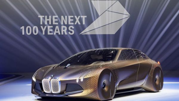 حملت هذه السيارة الاختبارية الاحتفالية اسم بي ام دبليو فيجن نيكست 100 – BMW Vision Next 100، التي تعني باللغة العربية رؤية بي ام دبلية لمئة سنة قادمة