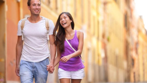 المرأة القصيرة تتمتع بجاذبية أكبر عند الرجل