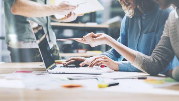 عند تأسيس شركة ناشئة وإطلاق منتج جديد، من الصعب دائمًا التعامل مع العملاء وجعلهم يدفعون المال مقابل ما قمت بإطلاقه