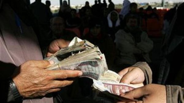 أدت الضغوط على العملة المصرية إلى تراجع قيمتها في الفترة الأخيرة لتبلغ أدنى مستوى لها على الإطلاق مقابل العملة الأميركية أدت الضغوط على العملة المصرية إلى تراجع قيمتها في الفترة الأخيرة لتبلغ أدنى مستوى لها على الإطلاق مقابل العملة الأميركية