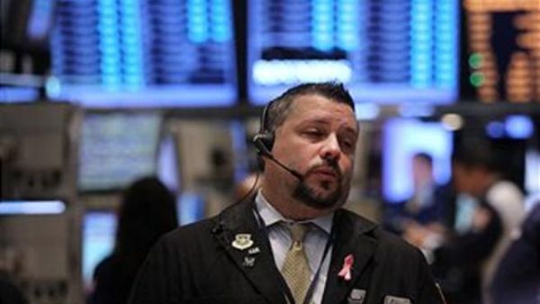 The Egyptian market is still unable to recover as the government's economic policies and current political stalemate make the stock market 'undesirable' for future investments