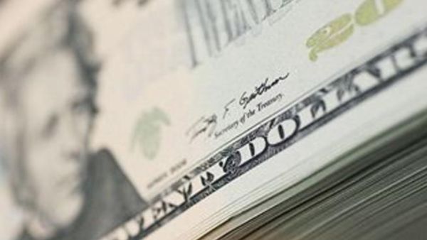 لا يستطيع معظم الإيرانيين شراء الدولار بالسعر الرسمي ويضطرون إلى اللجوء للسوق الحرة لا يستطيع معظم الإيرانيين شراء الدولار بالسعر الرسمي ويضطرون إلى اللجوء للسوق الحرة