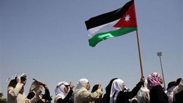ان مطالب الموظفين تتمثل بالعدل والمساواة مع باقي الزملاء في دوائر وزارة المالية من ناحية صندوق الإسكان والمكافآت والحوافز ان مطالب الموظفين تتمثل بالعدل والمساواة مع باقي الزملاء في دوائر وزارة المالية من ناحية صندوق الإسكان والمكافآت والحوافز