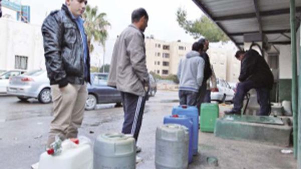 توقع نقيب اصحاب محطات المحروقات ومراكز توزيع الغاز فهد الفايز زيادة الطلب على كافة اصناف المحروقات خلال الاسبوع الحالي توقع نقيب اصحاب محطات المحروقات ومراكز توزيع الغاز فهد الفايز زيادة الطلب على كافة اصناف المحروقات خلال الاسبوع الحالي