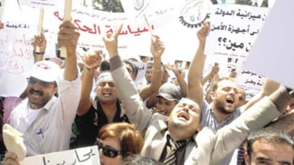 شهدت الاراضي الفلسطينية موجة احتجاجات مستمرة للاسبوع الثاني شهدت الاراضي الفلسطينية موجة احتجاجات مستمرة للاسبوع الثاني