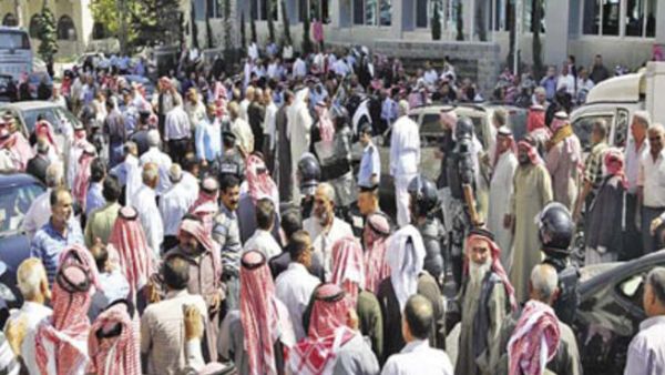 استنكر المعتصمون اصرار الشركة على تجاهل مطالبهم، واصفين مطالبهم بالعادلة والمشروعة استنكر المعتصمون اصرار الشركة على تجاهل مطالبهم، واصفين مطالبهم بالعادلة والمشروعة