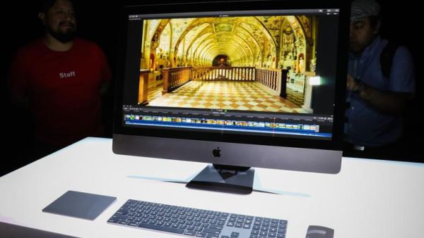 الحاسبين يضمان مواصفات مختلفة، فالحاسب iMac Pro يضم ضعف الذاكرة العشوائية، وضعف الذاكرة التخزينية